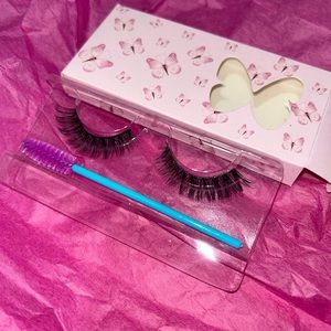 BRAND NEW LASHES (OTHER STYLES AVAILABLE) 5$!!!!!!!!!’